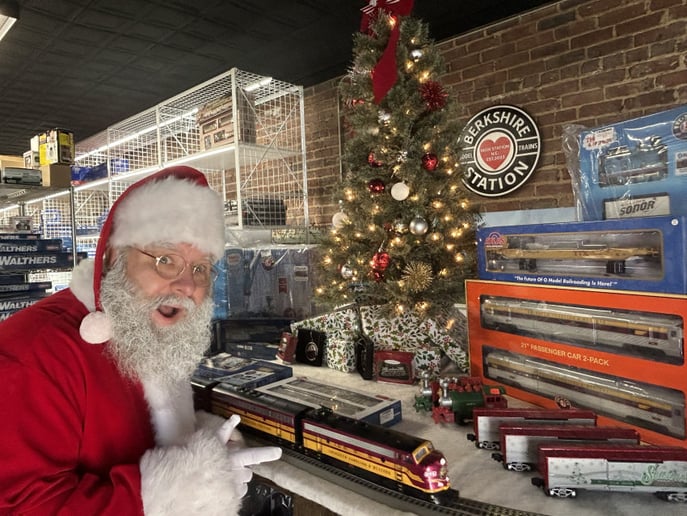Gallery photo 6 of Santa Mac