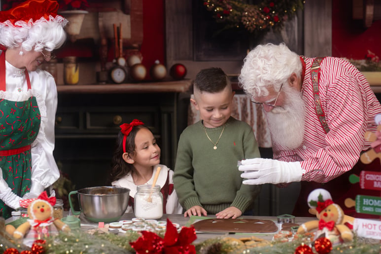 Gallery photo 8 of Santa Mac and Mrs. Merry Claus