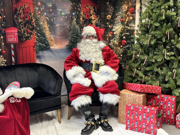 Gallery photo 2 of Santa & Mrs. Claus Visits