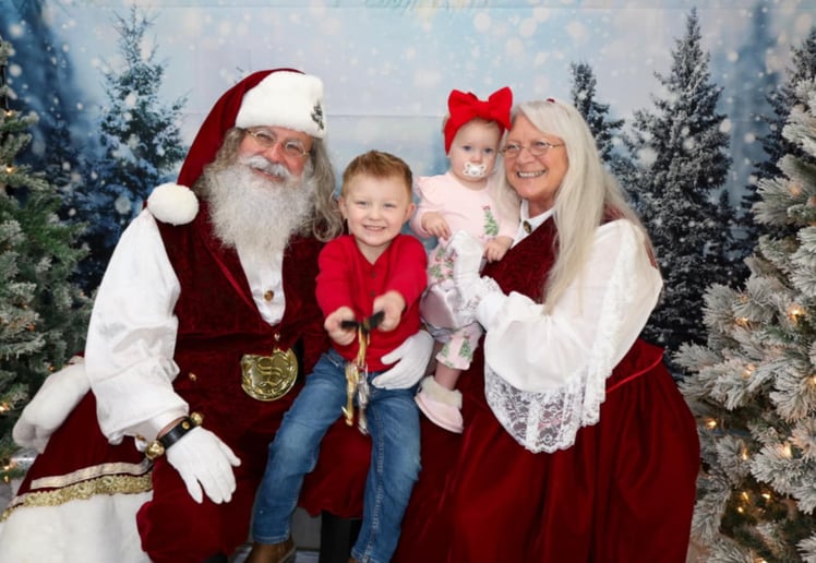 Gallery photo 11 of Santa Najib & Mama Claus