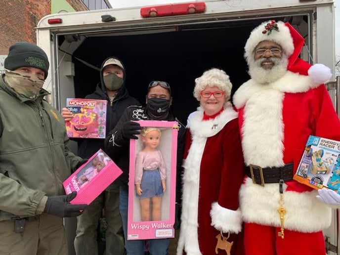Gallery photo 15 of Detroit Santa Snow