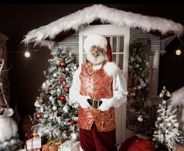 Gallery photo 27 of Detroit Santa Snow