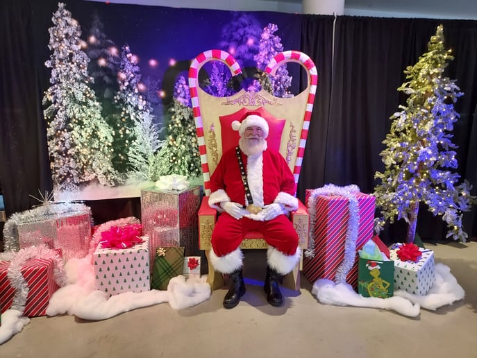 Gallery photo 3 of Santa Scott
