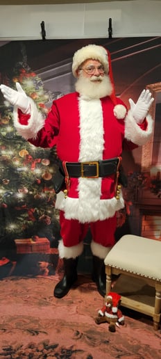 Gallery photo 13 of Golden Corner Santa Truette and Mrs. Claus Nancy Dobson