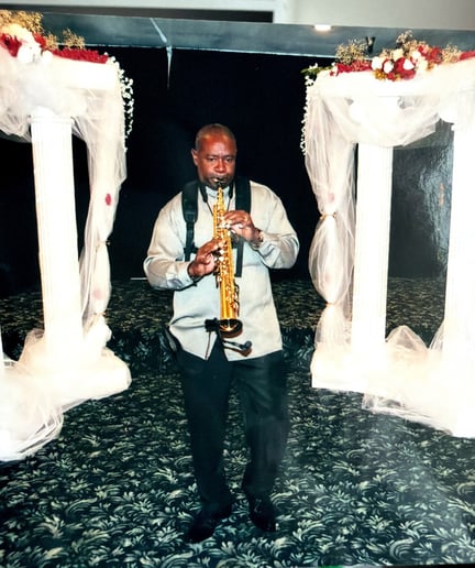 Gallery photo 1 of Saxy Les