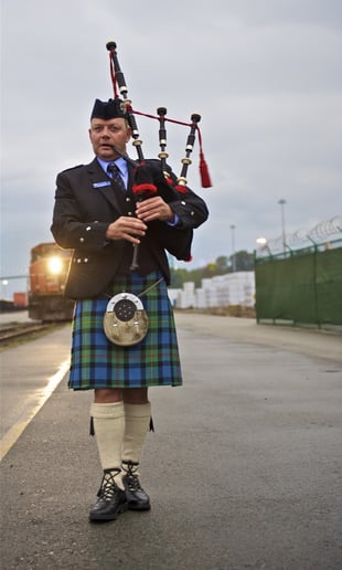Gallery photo 2 of Scottish Bagpiper
