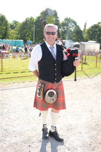 Gallery photo 1 of Scottish Bagpiper