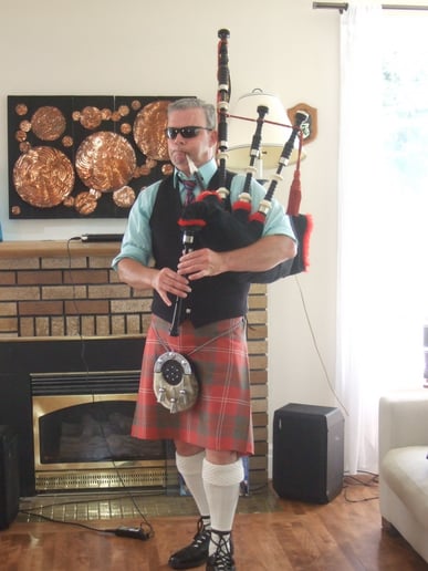 Gallery photo 10 of Scottish Bagpiper
