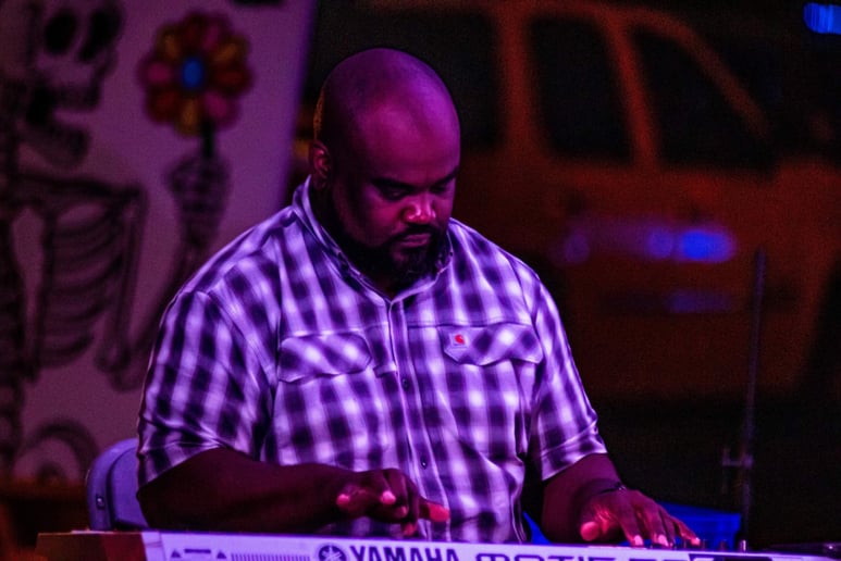 Gallery photo 3 of Sensational Vibes