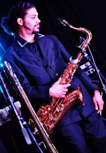 Gallery photo 1 of Serenading & Saxie (Vocals & Saxophone)