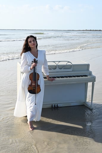 Gallery photo 2 of Serene Strings Violinist