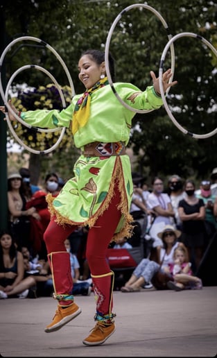 Gallery photo 7 of ShanDien Sonwai LaRance Native American Hoop Dance