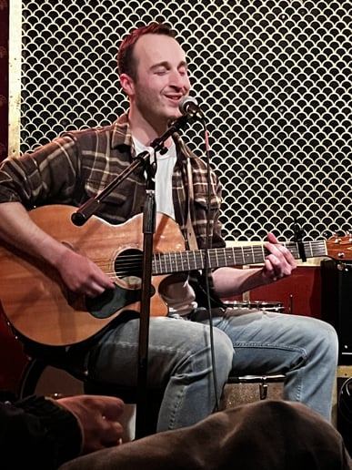 Gallery photo 4 of Michael Shofi - Singer Guitarist