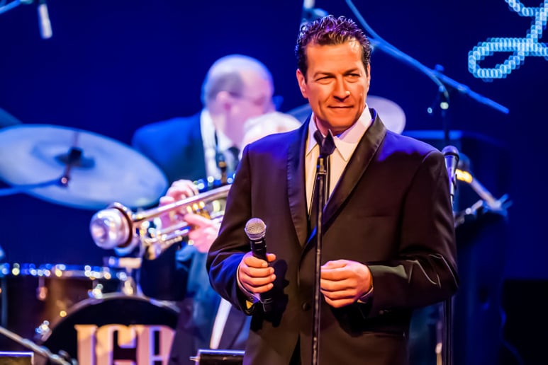 Gallery photo 5 of Elegant Sinatra-Style Singer for Unforgettable Events