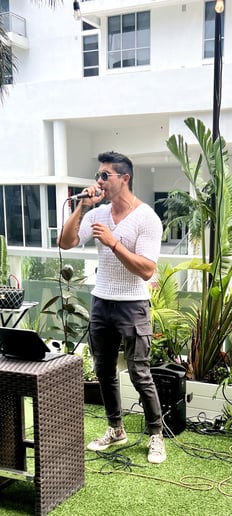 Gallery photo 3 of Singer show ( Chino D )