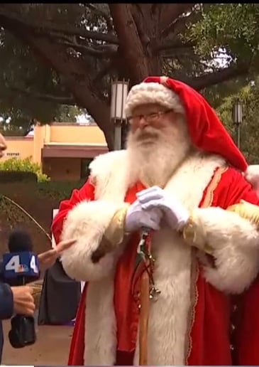Gallery photo 4 of Singin' Santa