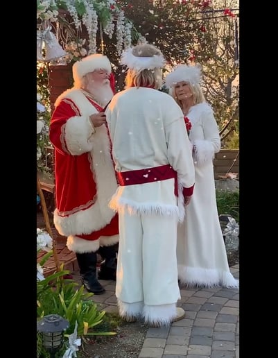 Gallery photo 9 of Singin' Santa