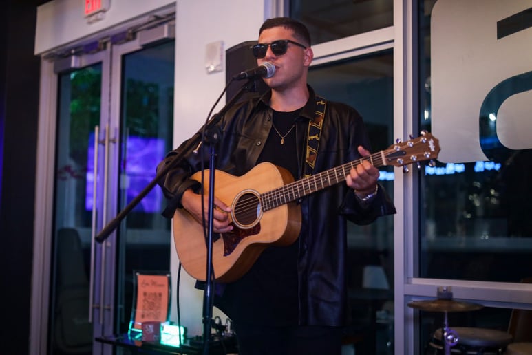 Gallery photo 1 of Hamlet Mota Singer Guitarist Miami