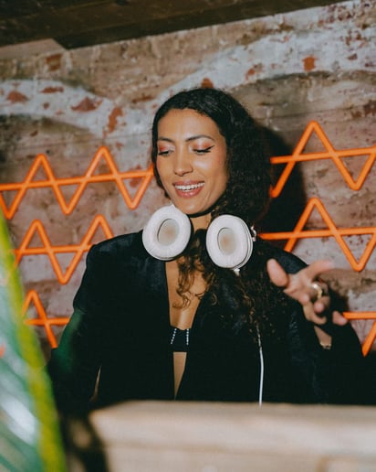 Gallery photo 4 of Dynamic DJ & Energizing Performer