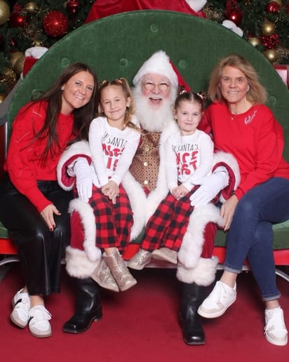 Gallery photo 12 of Singing Santa Rick
