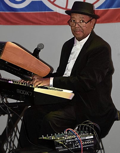 Gallery photo 4 of SIZZLE  "fine chefs of smooth jazz"