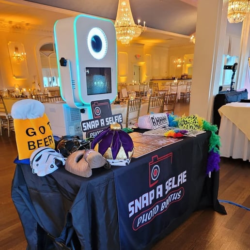 Gallery photo 1 of Snap a Selfie Photo Booths