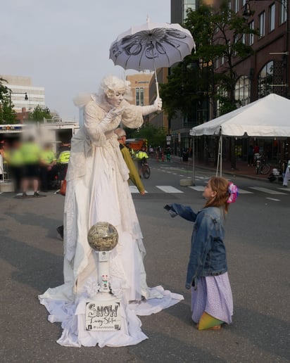 Gallery photo 9 of Snow, Living Statue