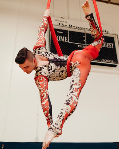 Gallery photo 2 of Solo Aerial Artist