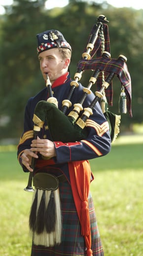 Gallery photo 1 of Bagpiper Andrew Gann