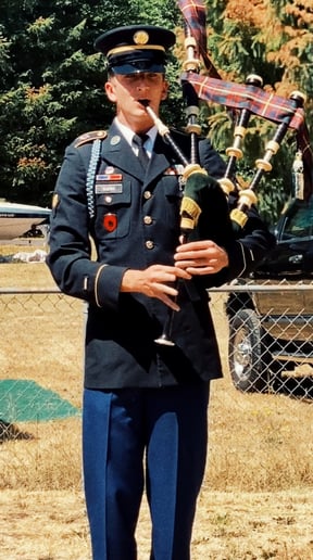 Gallery photo 2 of Bagpiper Andrew Gann