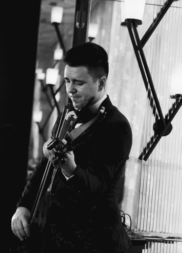 Gallery photo 1 of Violinist Carlos