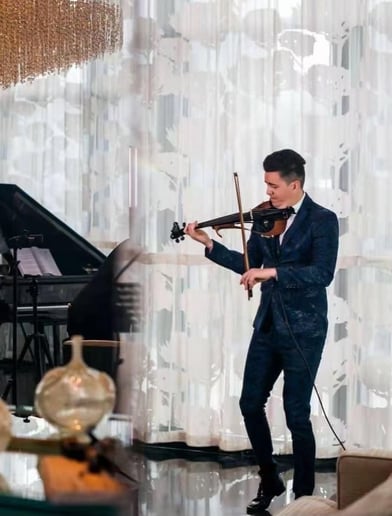 Gallery photo 3 of Violinist Carlos