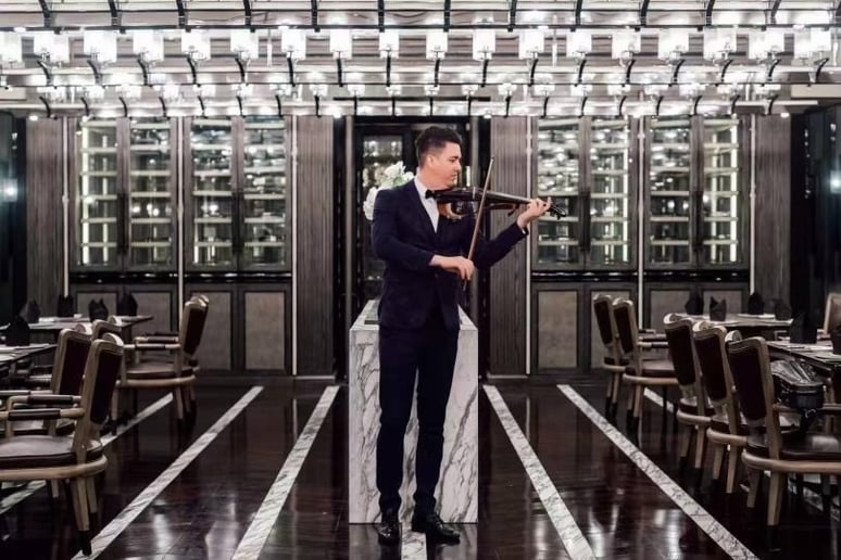 Gallery photo 5 of Violinist Carlos