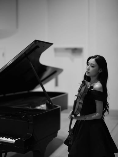 Gallery photo 2 of Solo Violinist, Jess W