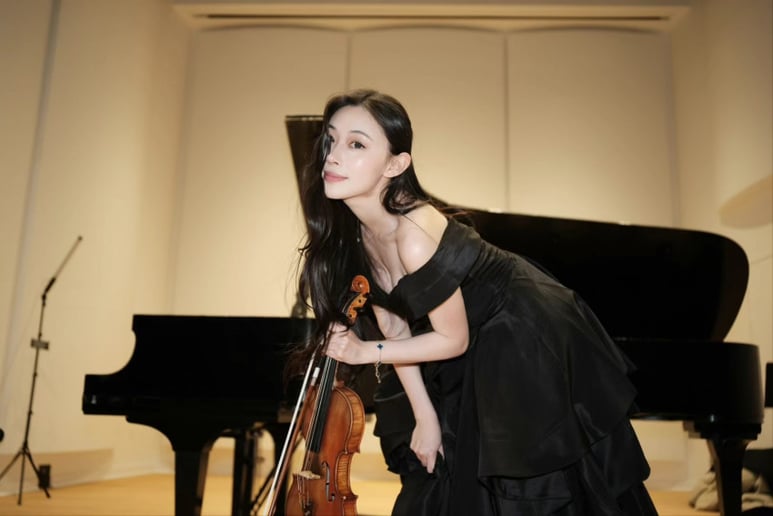 Gallery photo 4 of Solo Violinist, Jess W