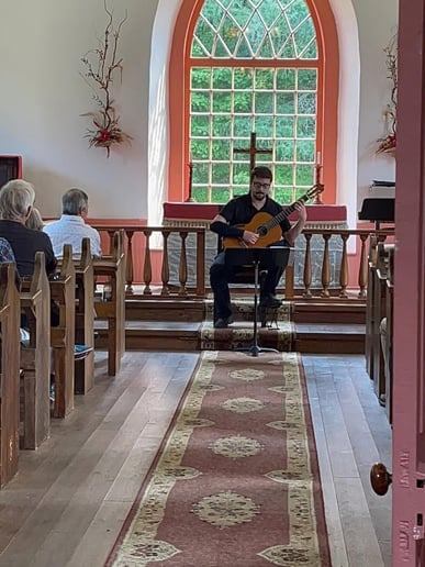 Gallery photo 3 of Vincent's Solo Classical Guitar Performances