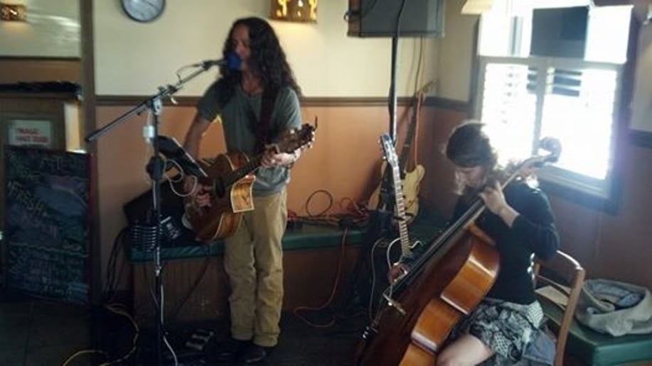 Gallery photo 3 of Sonny Ray Ramos Live Acoustic