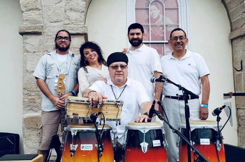 Gallery photo 4 of Spanglish Latin American Band