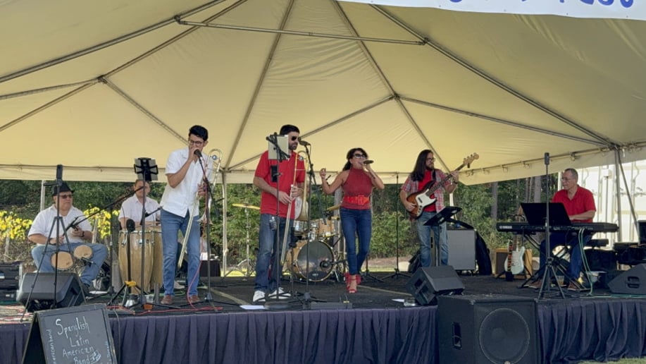 Gallery photo 11 of Spanglish Latin American Band