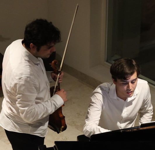 Gallery photo 1 of Spanish Violinist playing multi genre