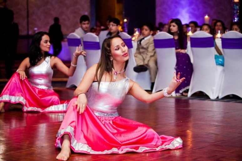 Gallery photo 2 of Spinning Canvas- Bollywood