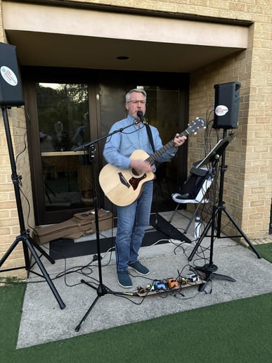 Gallery photo 1 of Steve Renard Guitar and Voice