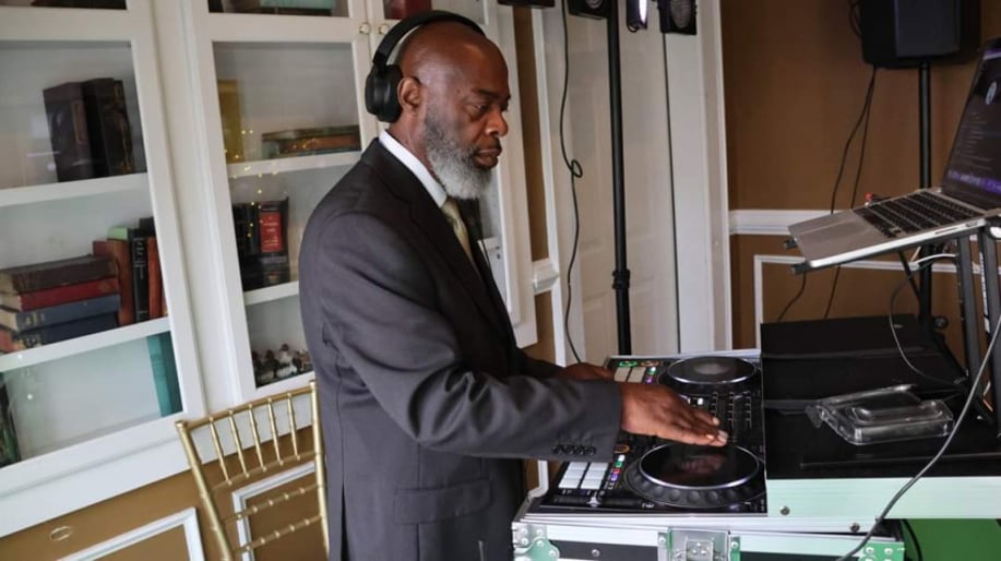 Gallery photo 3 of Stone Entertainment DJ