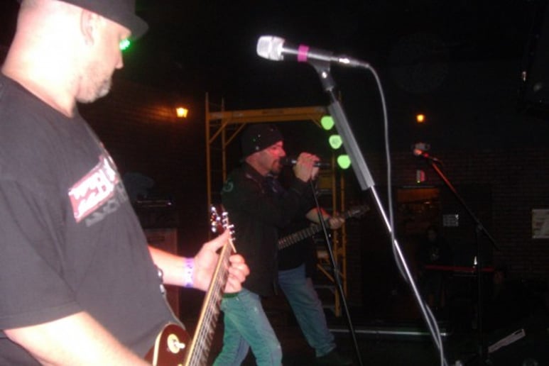 Gallery photo 1 of Stonz Thro