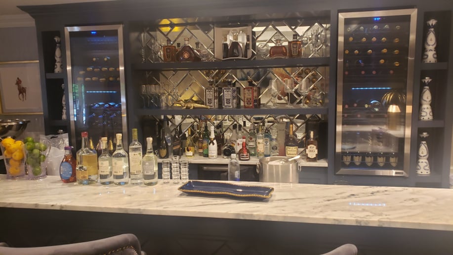 Gallery photo 1 of Straight Up Bartending