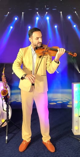 Gallery photo 2 of Samuel Violinist