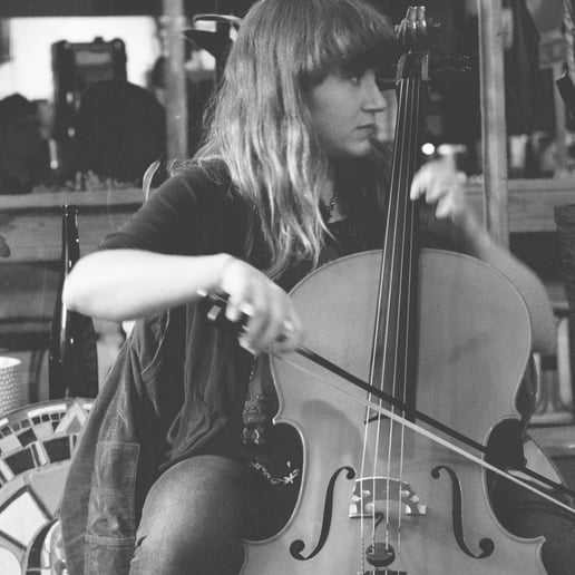 Gallery photo 7 of String Queen Roni