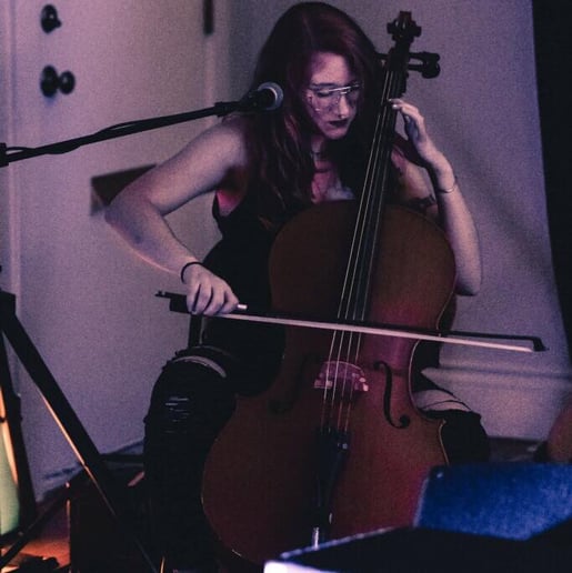 Gallery photo 2 of String Queen Roni