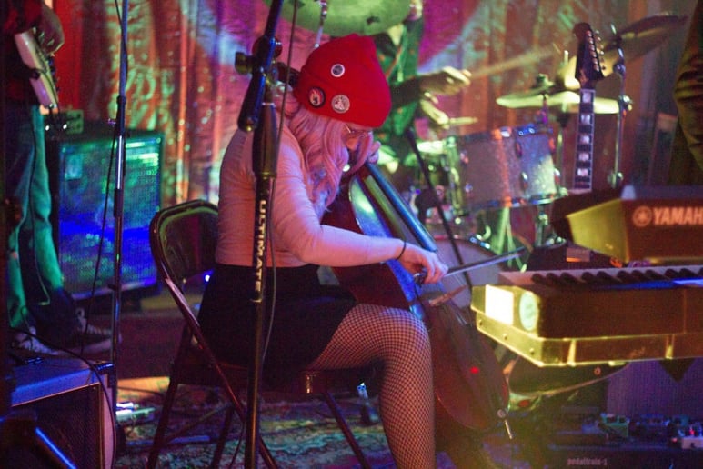 Gallery photo 5 of String Queen Roni