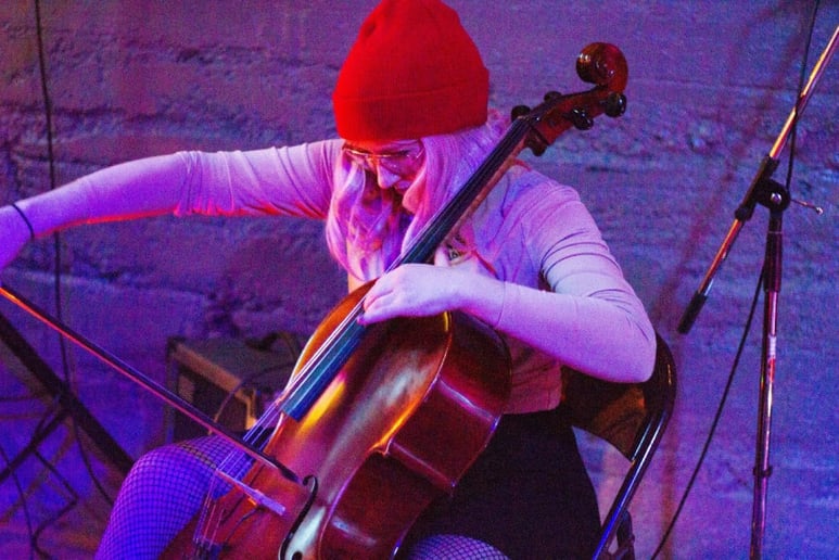Gallery photo 8 of String Queen Roni